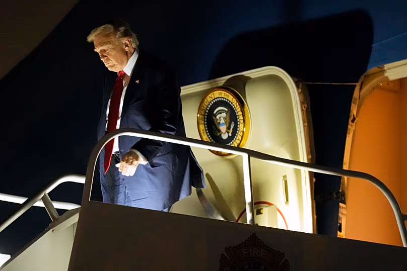 Donald Trump amerikai elnök 2026. március 6-án kiszáll az Air Force One-ból a Miami nemzetközi repülőtéren
