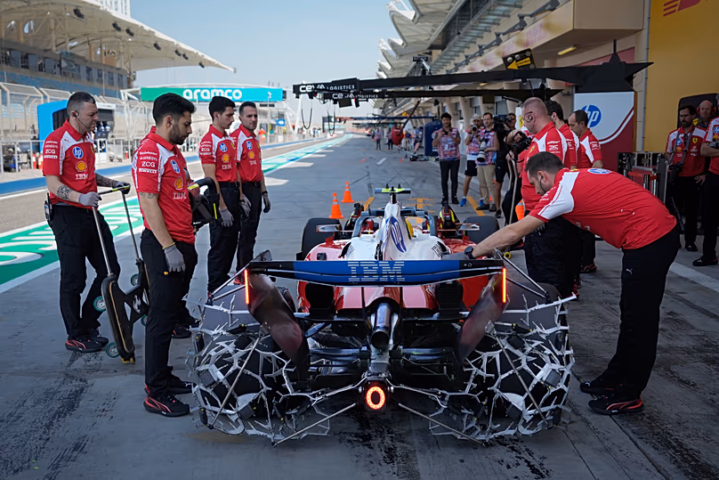 A Ferrari adatokat gyűjt az F1-es szezon előtti teszt során a bahreini Szakhirban, 2026-ban.