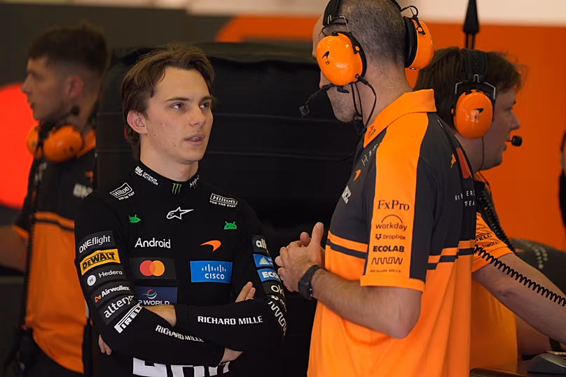 Oscar Piastri, a McLaren pilótája beszél csapatával az F1-es szezon előtti teszten a bahreini Szakhirban, 2026-ban.