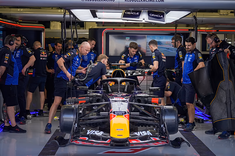 A Red Bull szerelői felkészítik Max Verstappen pilóta autóját az F1-es szezon előtti tesztre a bahreini Szakhirban, 2026-ban.