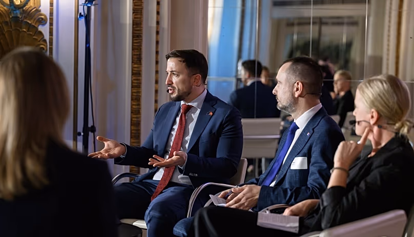 Petar Marković, Montenegró nagykövete, Danijel Apostolović, Szerbia nagykövete és Anna Stellinger, a Svéd Vállalkozások Szövetségének főigazgató-helyettese