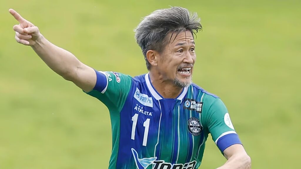 A világ legidősebb profi futballistája még egy szezonra ír alá