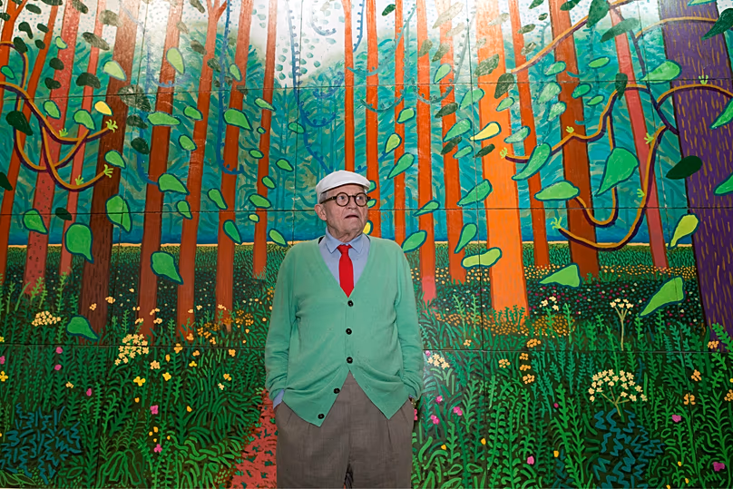 David Hockney brit festő pózol egy hatalmas festmény leleplezésekor, amelyet a párizsi Pompidou Központnak adományoz 2017-ben.