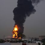 Az Egyesült Arab Emírségek rövid időre lezárják a légteret, miután újabb támadási hullámról számoltak be, az iráni háború 18. napjáig