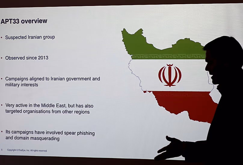 A FireEye egyik leányvállalatának igazgatója újságíróknak beszél az iráni hackelés technikáiról Dubaiban, 2017. szeptember 20-án