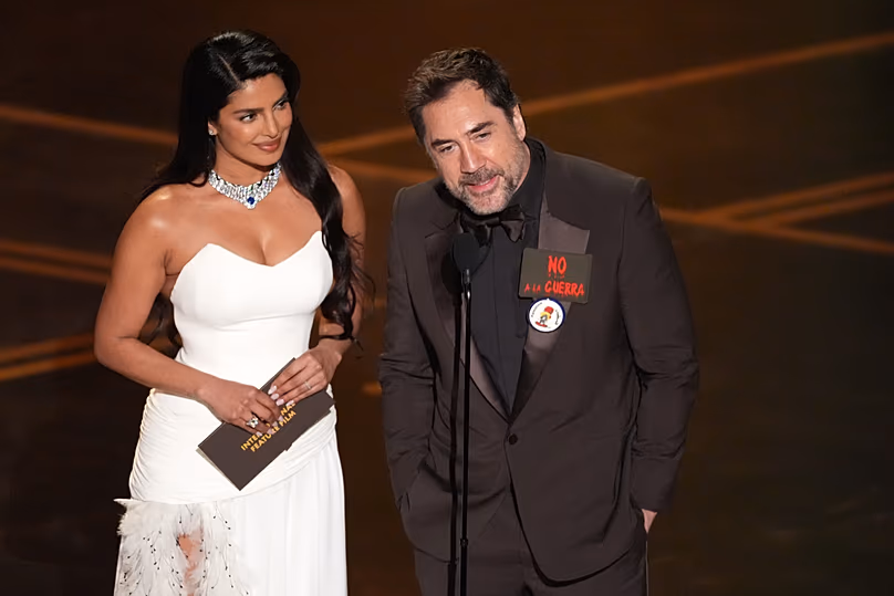 FÁJLOK: Priyanka Chopra és Javier Bardem, akik a 2026-os Oscar-díjátadón megismételték a „Nem a háborúra” spanyol szlogent, amely a 2003-as iraki háború ellenkezéséből fakad.
