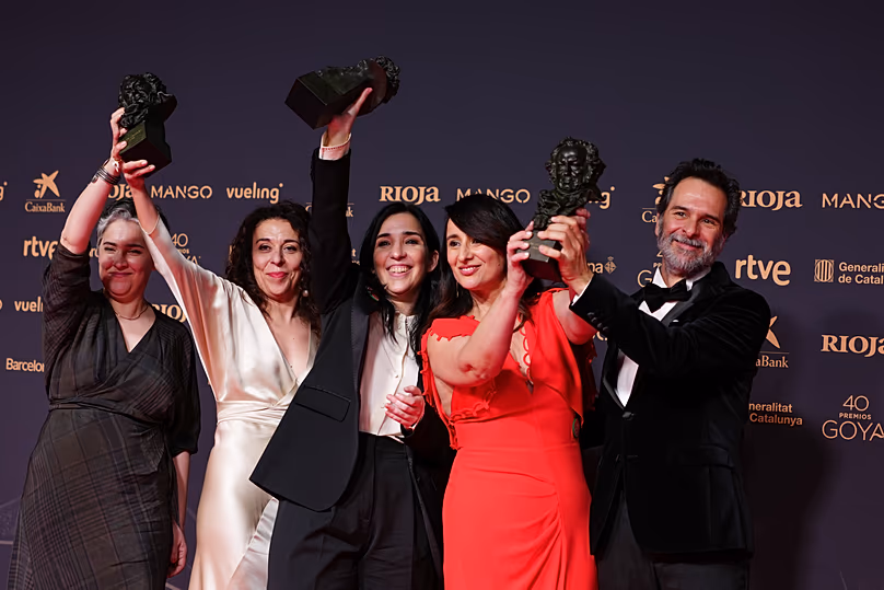 Alauda Ruíz de Azúa (középen feketében) produceri csapatával és a legjobb rendezőnek járó Goyával. a legjobb eredeti forgatókönyv és a legjobb film a Los Domingoshoz.