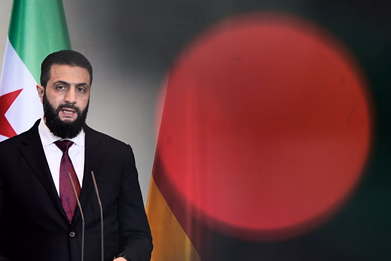 Ahmad al-Sharaa szíriai elnök részt vett egy sajtótájékoztatón, miután 2026. március 30-án Berlinben találkozott Friedrich Merz német kancellárral.