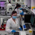 A ráktesztektől a COVID-oltásokig: a nők átalakítják Európa egészségi állapotát a férfiak által uralt területen