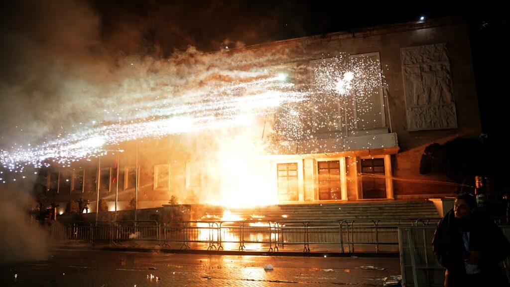 A rendőrség könnygázt vetett be, miközben az albán ellenzéki tiltakozás erőszakossá vált