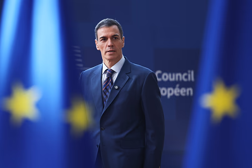 Pedro Sánchez spanyol miniszterelnök az EU-csúcsra érkezik az Európai Tanács brüsszeli épületébe, 2026. március 19-én.