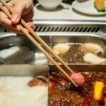 A táncoló robot teljesítménye balul sül el, tányérok és pálcikák repülnek a hot pot étteremben