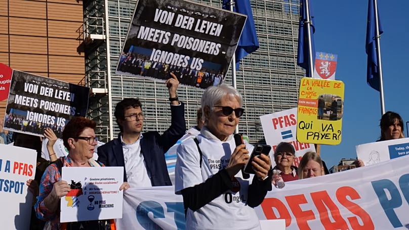 A franciaországi, németországi, olaszországi, belgiumi, dániai és hollandiai PFAS hotspotokból 26 ember utazott Brüsszelbe 2026. március 5-én.