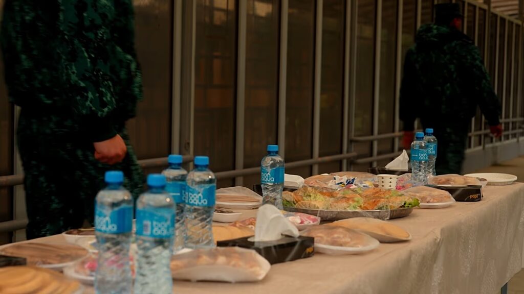 Azerbajdzsáni katonák az asztárai határon segítenek az iráni konfliktus elől menekülőknek