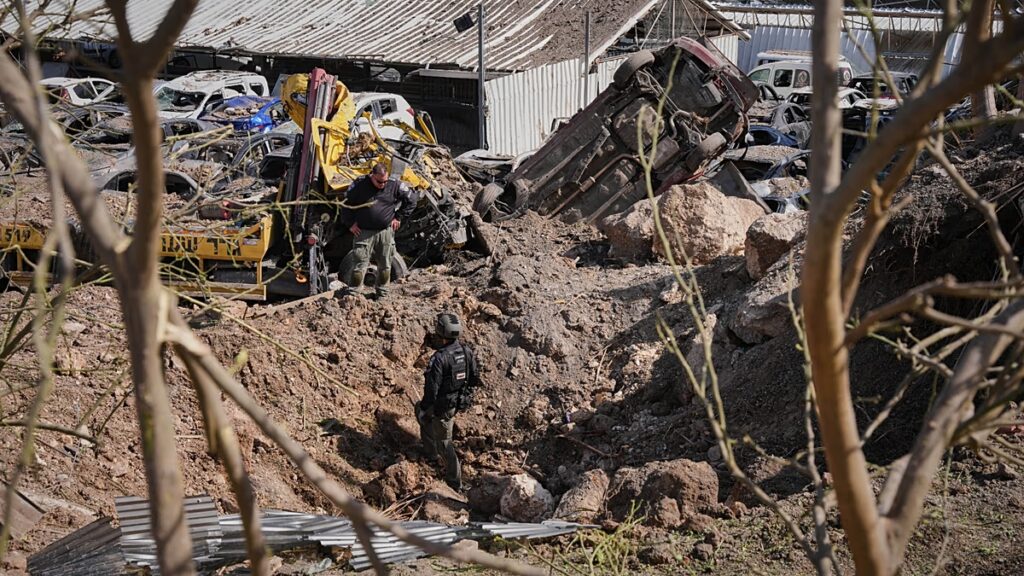 Izrael felméri a Jeruzsálem melletti rakétacsapás utáni károkat