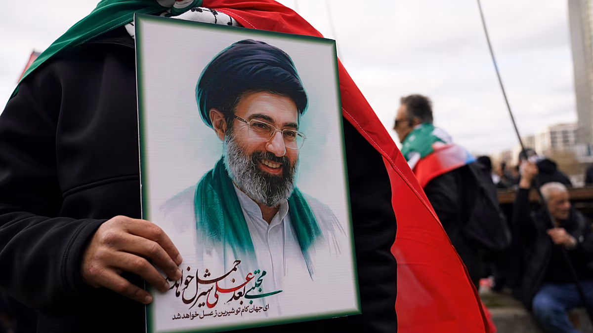 Jámborság itthon, tulajdon külföldön: Mit tudunk Khamenei Mojtaba vagyonáról?