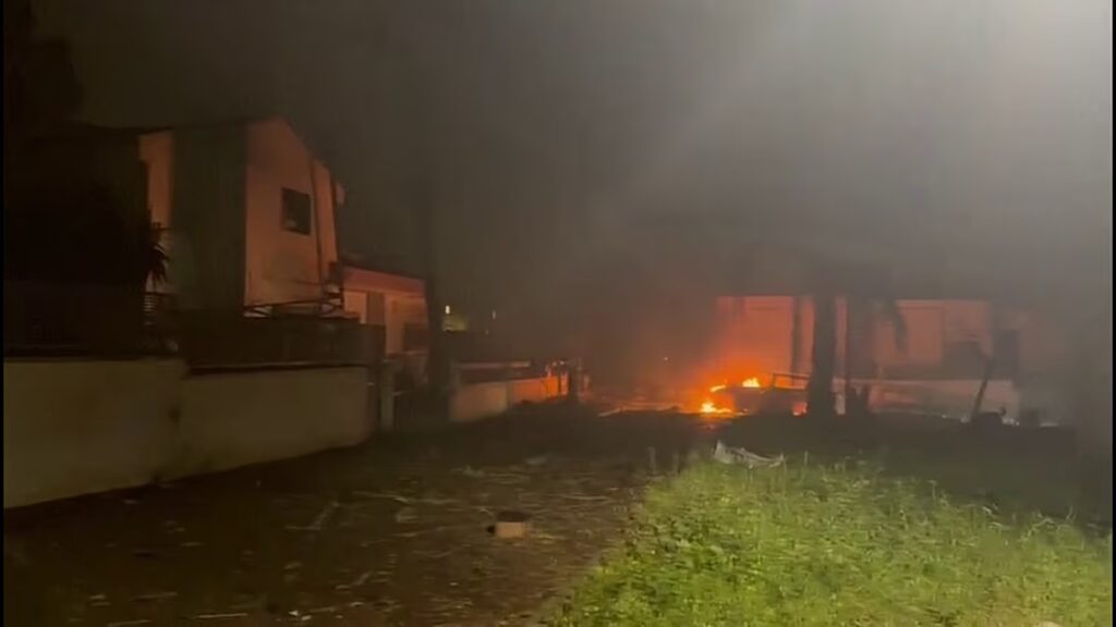 Legalább 40-en megsérültek, miután iráni rakéta csapást mért egy nukleáris létesítménynek otthont adó izraeli városba