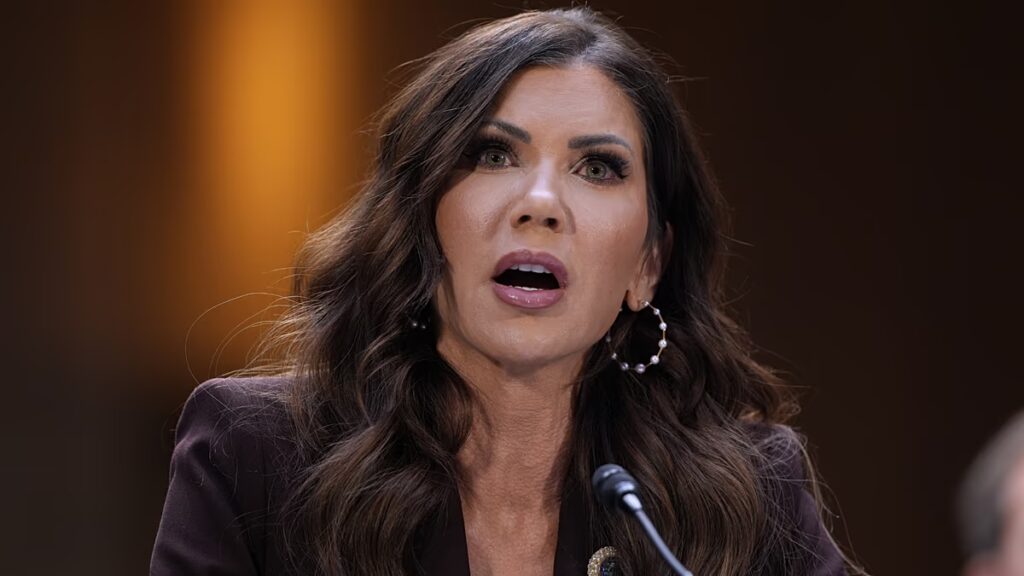 Trump menesztette Kristi Noem amerikai belbiztonsági minisztert