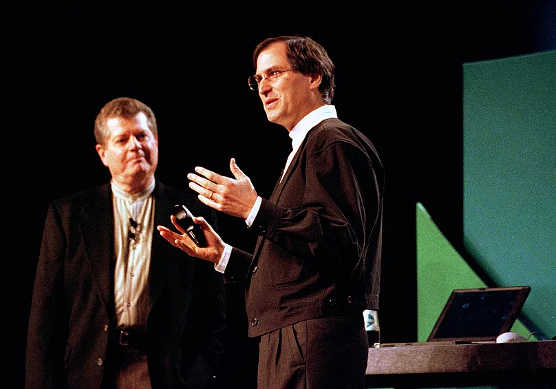 Steve Jobs, igaz, az Apple Computer egykori társalapítója és elnöke beszél az Apple új rendszerszoftverével kapcsolatos terveiről. Az Apple Computer Inc. elnöke, Gil Amelio balra