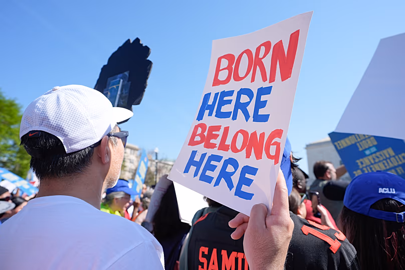 A demonstrálók nagygyűlést tartanak az Egyesült Államok Legfelsőbb Bírósága előtt Washingtonban, 2026. április 1-jén