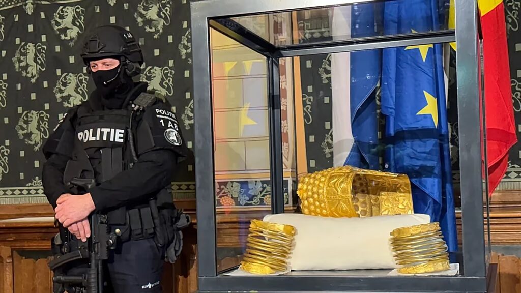 Előkerült a holland múzeumból ellopott, felbecsülhetetlen értékű, ősi aranysisak Romániából