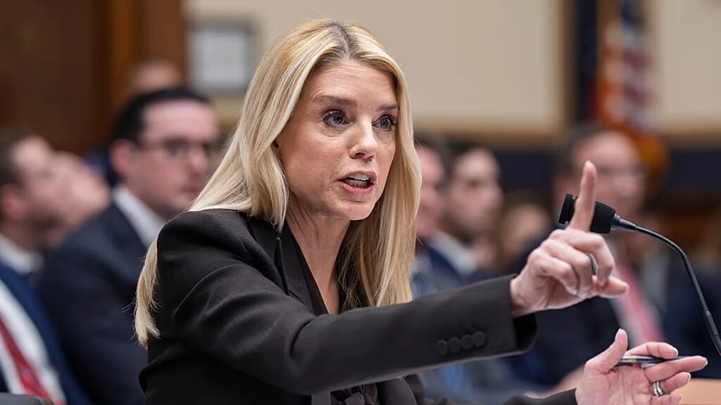 Trump menesztette Pam Bondi főügyészt, és a helyére egy volt személyes ügyvéd lépett