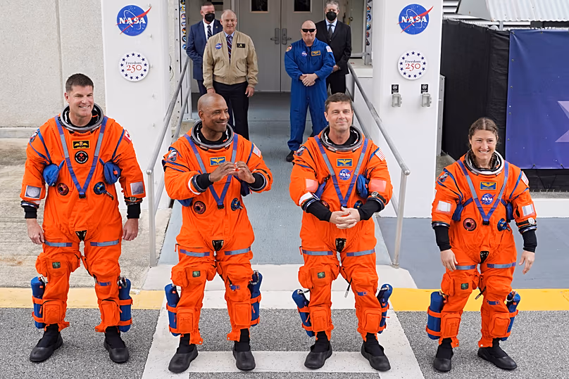 Jeremy Hansen, Victor Glover, Reid Wiseman és Christina Koch űrhajósok a NASA Artemis II holdrakétáján a Kennedy Űrközpontban, 2026. április 1-jén felszállnak.