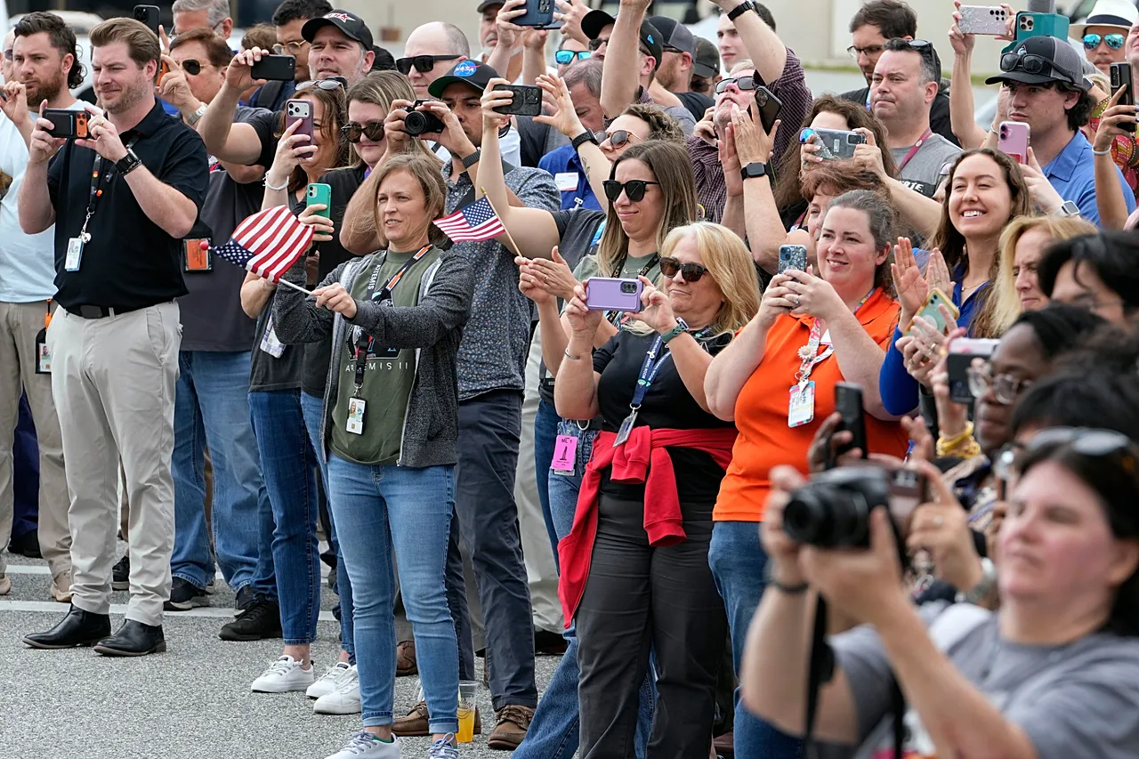 A NASA alkalmazottai reagálnak, amikor az Artemis II legénysége elindul a Launch Pad 39-B-re a Kennedy Űrközpontban, 2026. április 1-jén történő felszállás előtt.