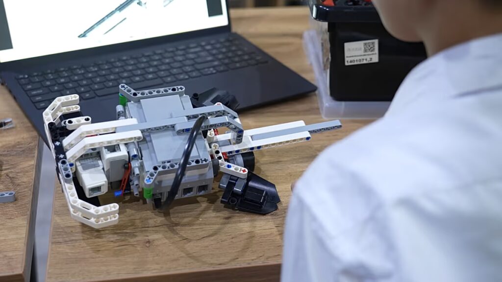 A humanoid robotok inspirálják az új generációt a gépek építésére