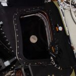 Az Artemis II legénysége visszatér a Föld felé, miután rekordot döntött a Hold mellett