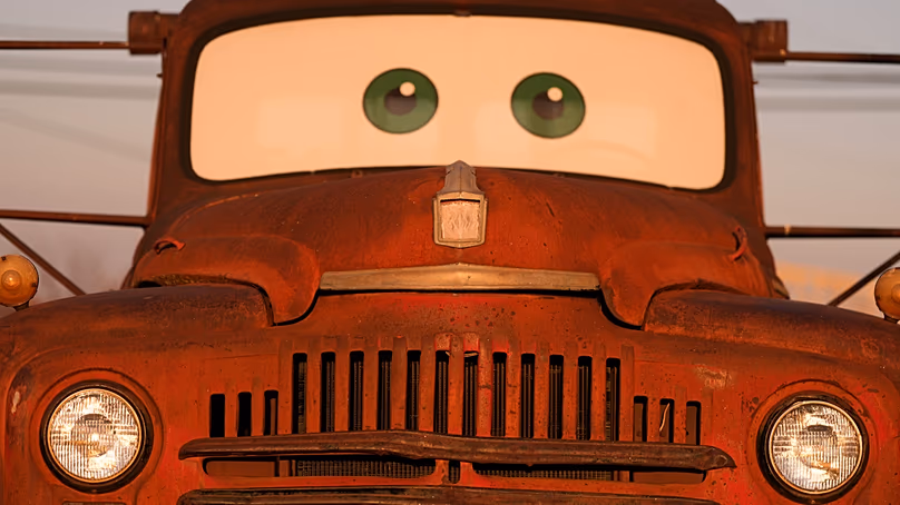 Egy teherautó a Kan-O-Tex töltőállomáson, a kansasi Galenában, ihlette a Tow Mater karakterét a Pixar Cars című filmjében.