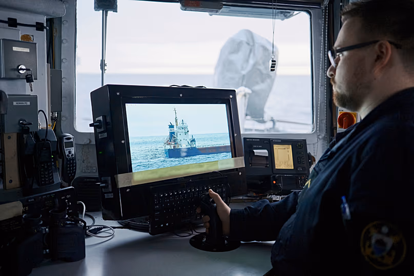 Egy észt haditengerészeti hajó hajózik a Balti-tengeren, 2025. január 9