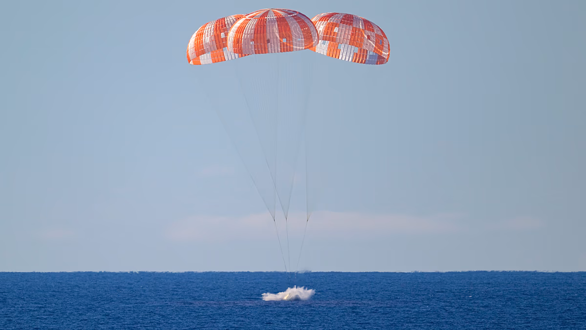 A NASA Artemis II űrhajósai visszatértek a Földre, miután rekordot döntöttek a Hold körül