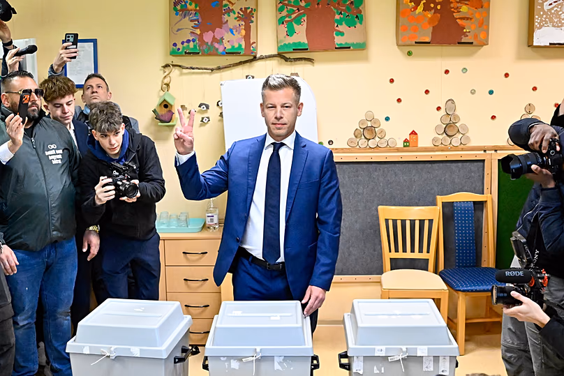 Magyar Péter, az ellenzéki Tisza-párt frakcióvezetője reagált, miután leadta voksát egy budapesti szavazókörben, 2026. április 12-én, vasárnap (AP Photo/Erdos Dénes)