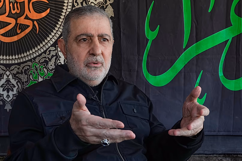 Wafiq Safa, a Hezbollah politikai tanácsának magas rangú tagja gesztusokat mutat Bejrútban, 2026. április 13-án