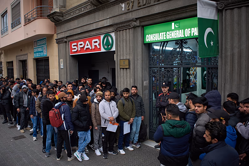 Pakisztániak tömege gyűlik össze a barcelonai pakisztáni konzulátus bejáratánál, 2026. január 29-én