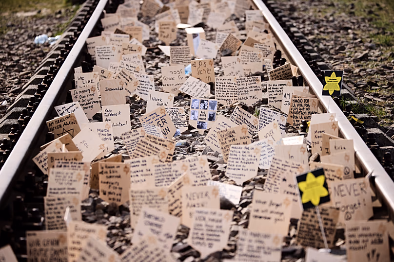 A 2026. április 14-i oświęcimi holokauszt emlékére táblákat helyeznek el a sínek közé az éves „Élők márciusa” alkalmával.