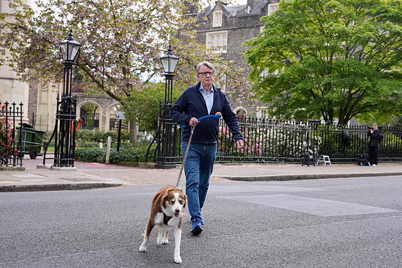 Peter Mandelsont kutyájával látják otthona előtt Londonban, 2026. április 20-án 