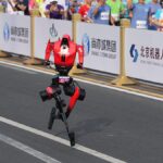 Humanoid robot megdöntötte az emberi félmaratoni világrekordot a pekingi versenyen