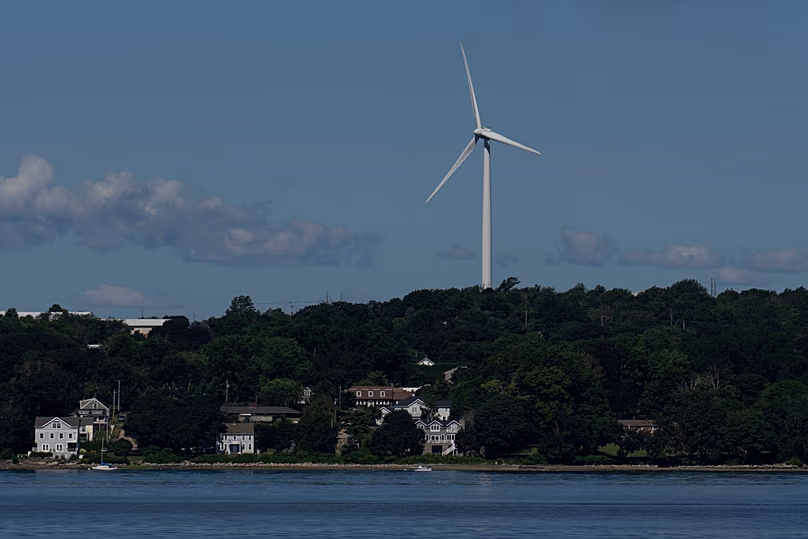 FILE – Szélturbina üzemel a Sakonnet folyó mentén Portsmouth (RI) közelében, 2025. július 19. 