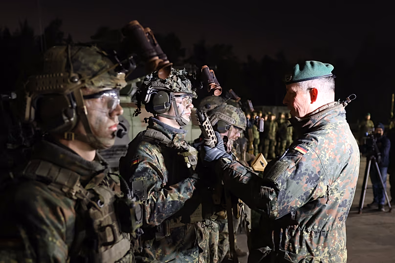 A 122-es páncélos gyalogzászlóalj német katonái a Grafenwöhr katonai gyakorlóterületen, 2025. december 4.