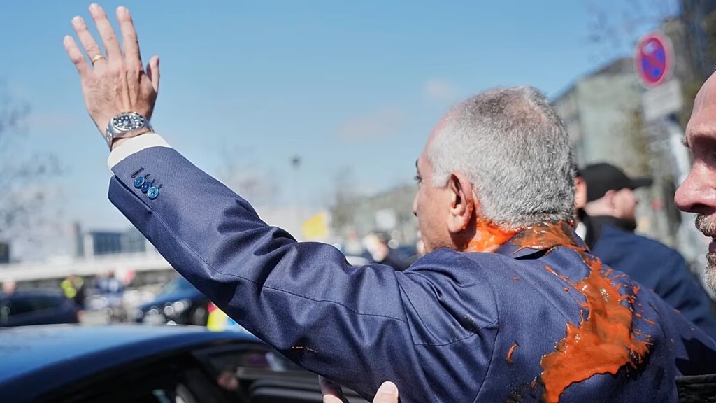 Irán száműzött koronahercege, Reza Pahlavi vörös folyadékkal fröcskölt Berlinben