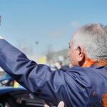 Irán száműzött koronahercege, Reza Pahlavi vörös folyadékkal fröcskölt Berlinben