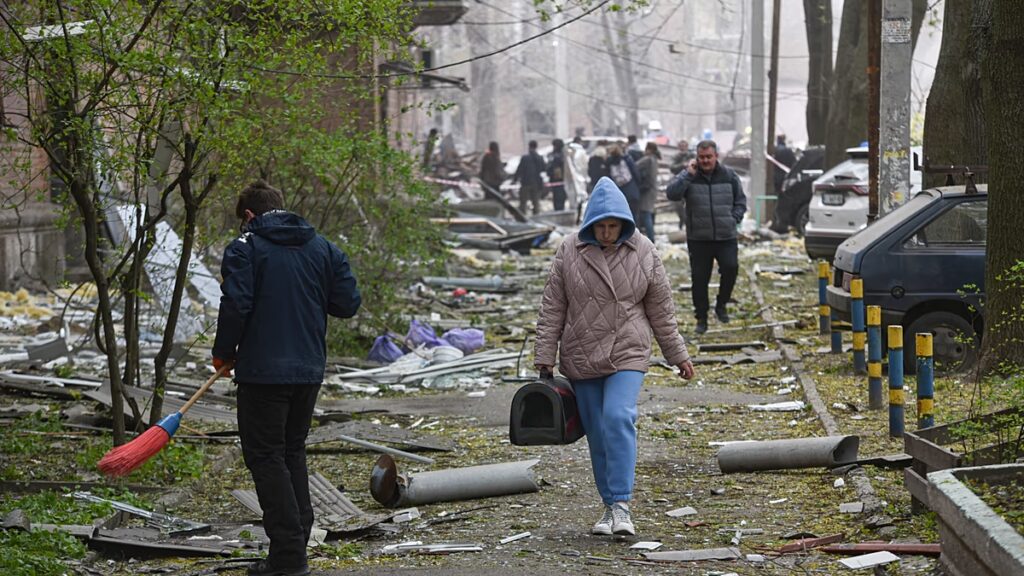 Az orosz csapások legalább hét halálos áldozatot követeltek, és több tucatnyian megsebesültek Ukrajna-szerte