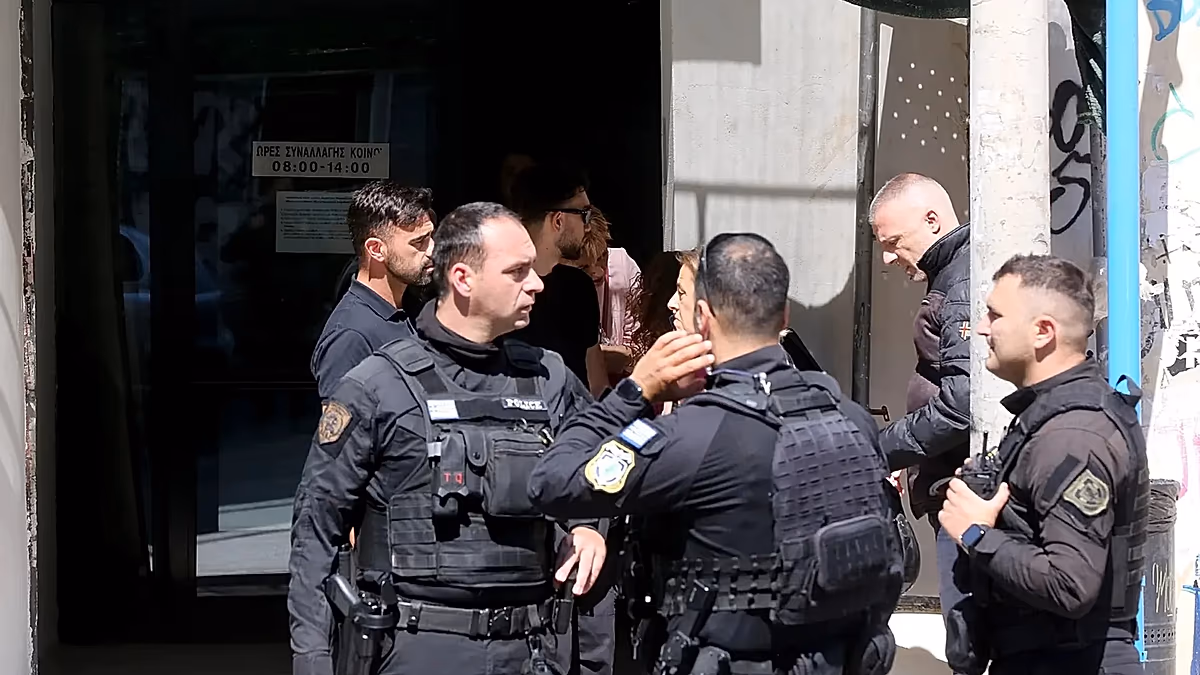 Többszöri lövöldözés után menekülő fegyveres Athén központjában