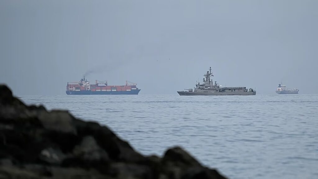 Globális megkönnyebbült sóhaj és vegyes üzenetek, amikor az Egyesült Államok és Irán azt mondják, hogy a Hormuzi-szoros megnyílik