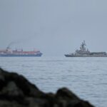 Globális megkönnyebbült sóhaj és vegyes üzenetek, amikor az Egyesült Államok és Irán azt mondják, hogy a Hormuzi-szoros megnyílik