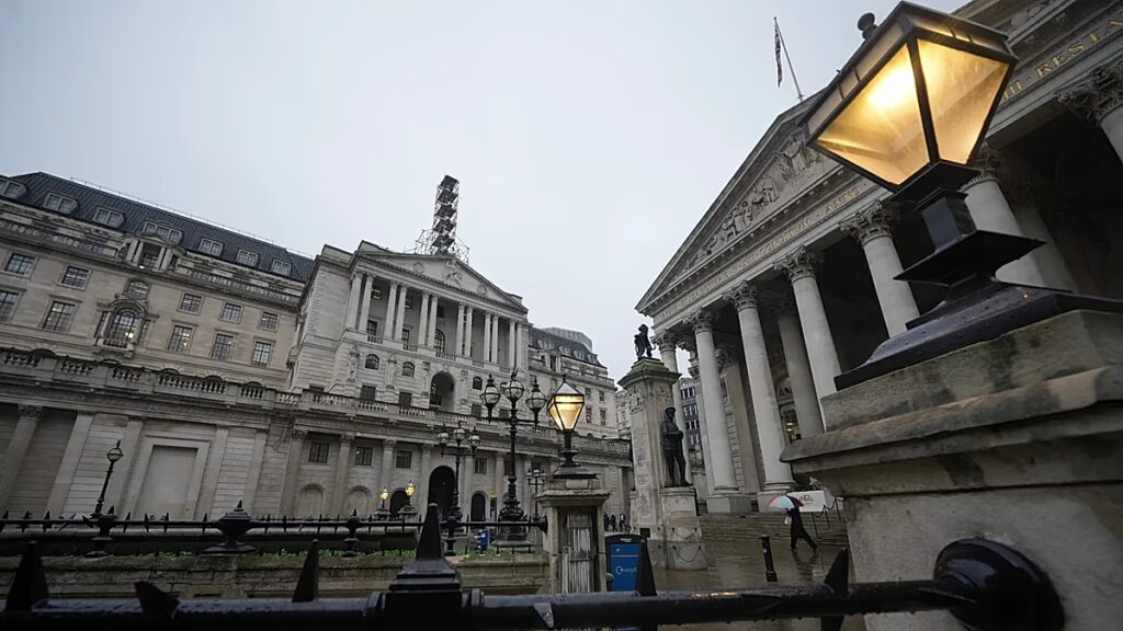 A Bank of England tartja a kamatokat, miközben az iráni háború új csúcsra emeli az olajárakat