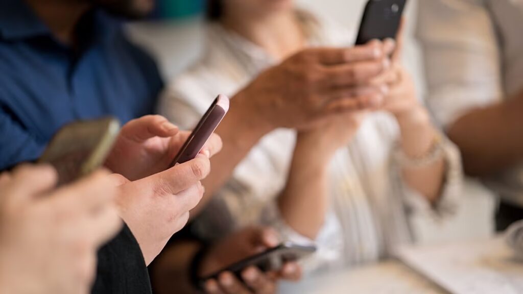 A gyermekek felhatalmazása az interneten: az Európa Tanács szkeptikus a közösségi média általános tilalmával kapcsolatban