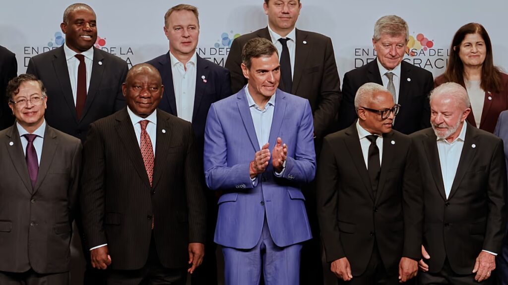 A spanyol Sánchez Trump-ellenes koalíciót épít, politikai mentőövet keresve otthon